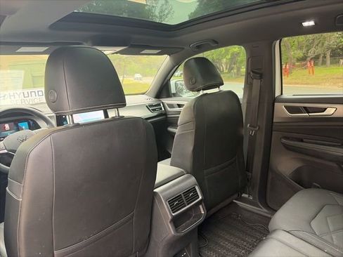 Used 2024 Volkswagen Atlas Cross Sport SE image 8