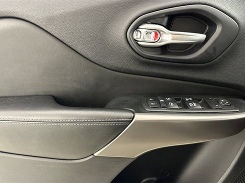 Used 2019 Jeep Cherokee Latitude Plus w/ Cold Weather Group image 11