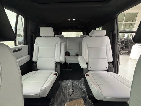 New 2026 Chevrolet Suburban Premier image 8