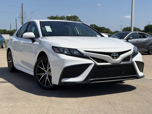 Used 2024 Toyota Camry SE FWD image 2