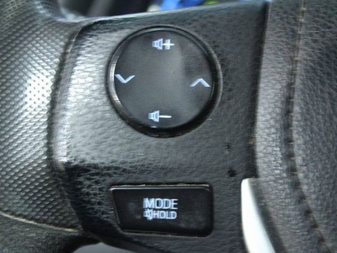 Used 2018 Toyota Corolla LE image 12