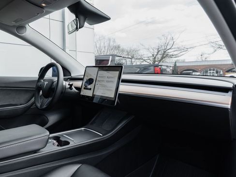 Used 2022 Tesla Model Y Long Range image 24