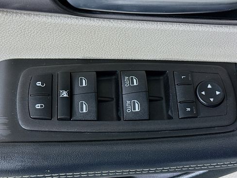 Used 2023 Chrysler Pacifica Touring-L image 14