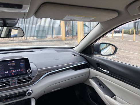 Used 2025 Nissan Altima 2.5 SV FWD image 34