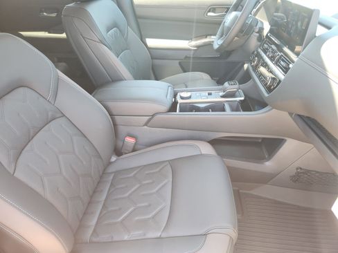 New 2026 Nissan Pathfinder Platinum AWD/4WD image 13