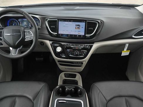 Used 2024 Chrysler Pacifica Touring-L FWD image 10