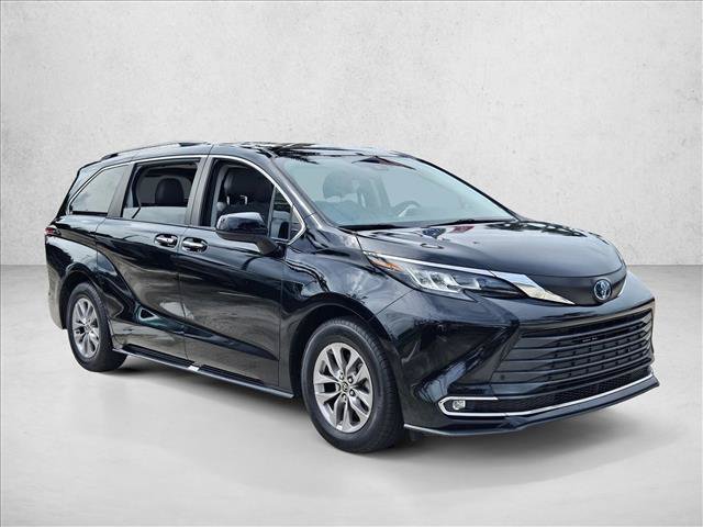 Used 2022 Toyota Sienna XLE FWD image 3