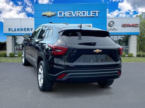 Used 2024 Chevrolet Trax LS w/ LS Convenience Package FWD image 3