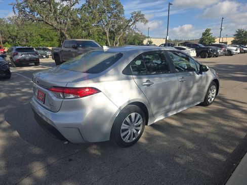 Certified 2025 Toyota Corolla LE FWD image 5