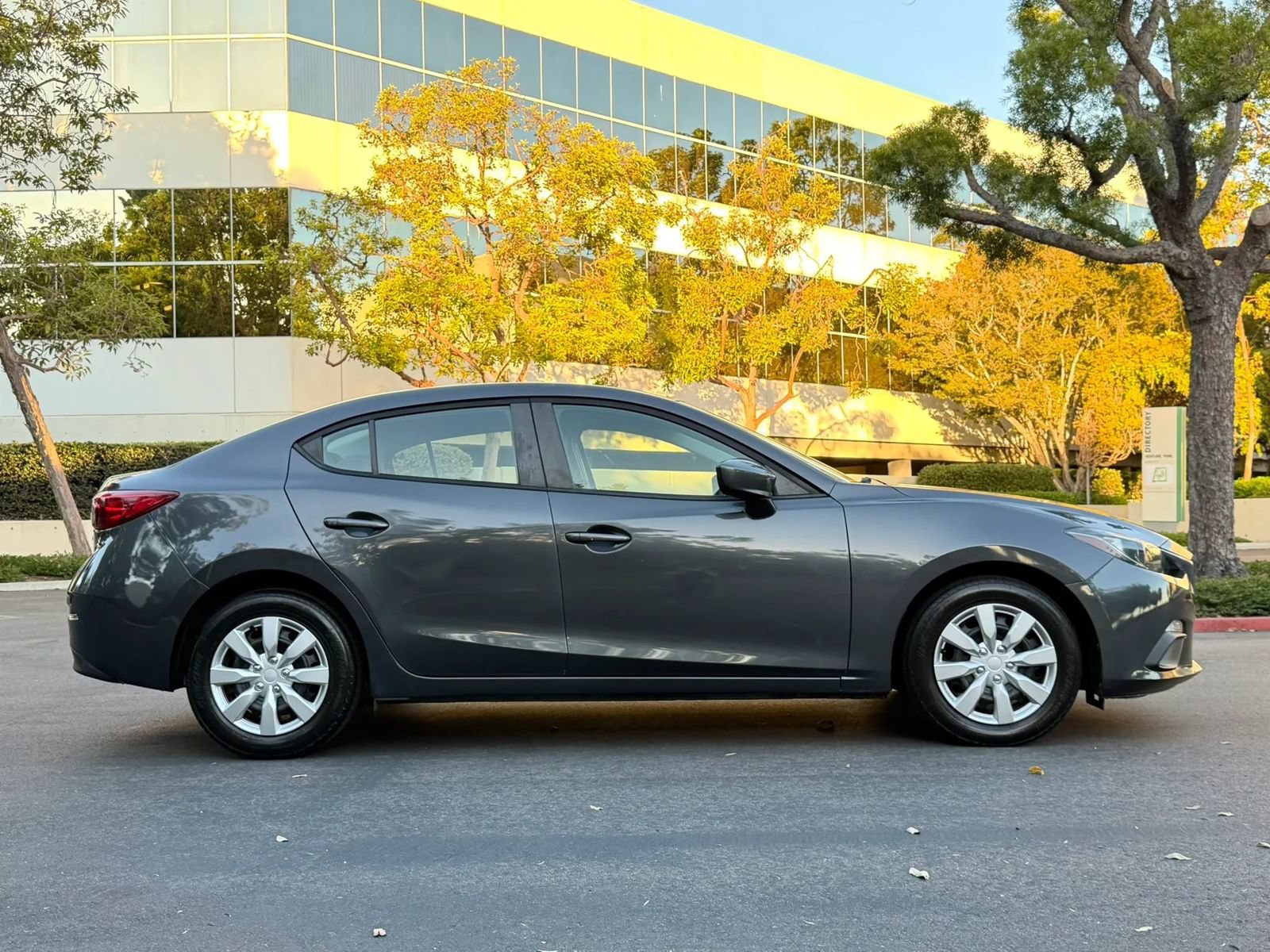 Used 2015 MAZDA MAZDA3 i Sport FWD image 3