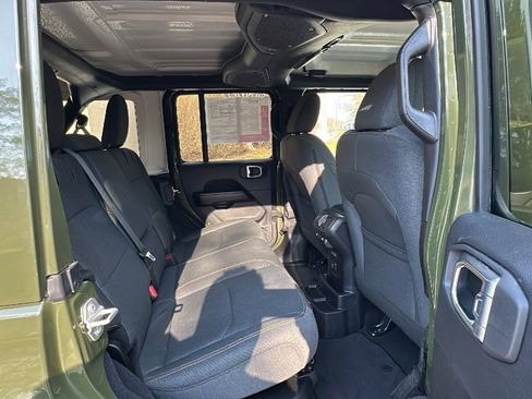Used 2024 Jeep Wrangler Sahara image 28