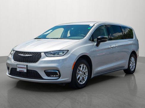 Used 2024 Chrysler Pacifica Touring-L FWD image 3