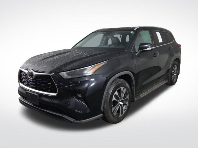 Used 2022 Toyota Highlander XLE FWD image 2