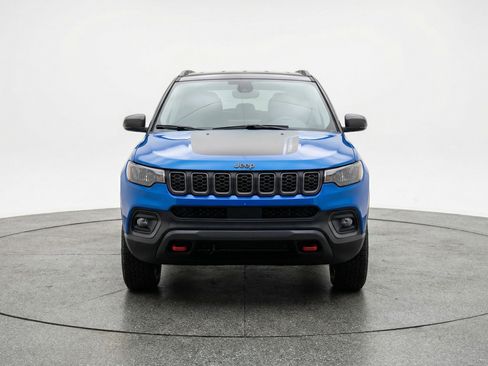 Used 2025 Jeep Compass Trailhawk image 2