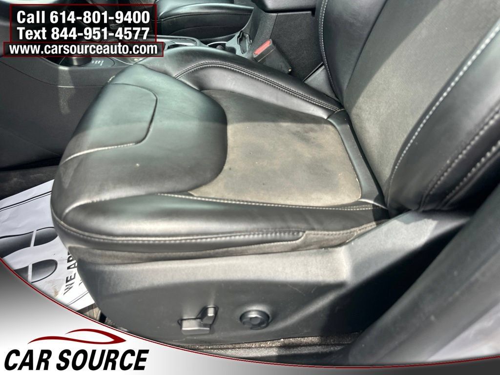Used 2019 Jeep Cherokee Latitude Plus w/ Cold Weather Group AWD/4WD image 9