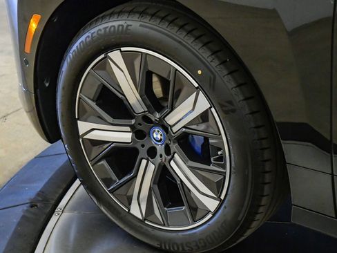 Used 2023 BMW iX xDrive50 w/ Sport Package AWD/4WD image 9