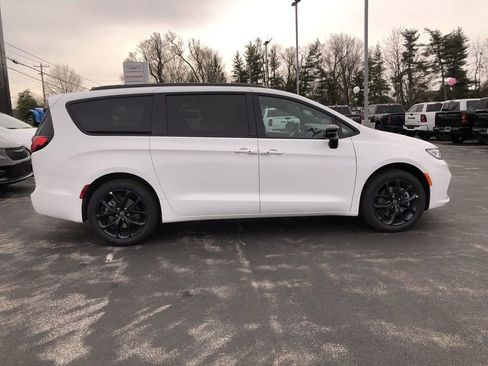 New 2026 Chrysler Pacifica Select image 14