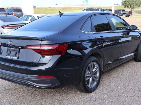 Used 2023 Volkswagen Jetta SE w/ Panoramic Sunroof Package FWD image 3