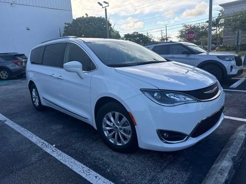 Used 2018 Chrysler Pacifica Touring-L Plus FWD image 1