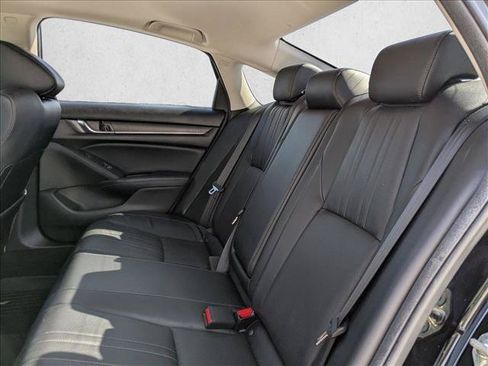 Used 2018 Honda Accord Touring image 15