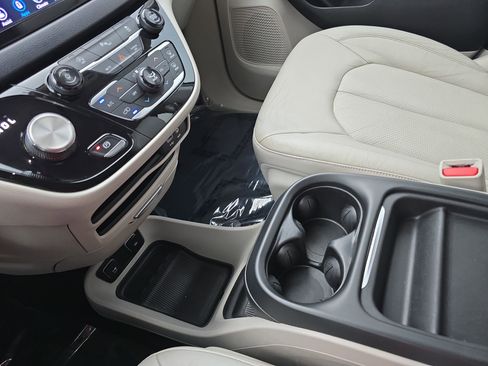 Used 2018 Chrysler Pacifica Touring-L image 26