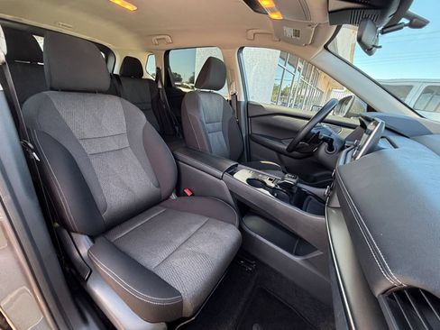 Used 2025 Nissan Rogue SV FWD image 38