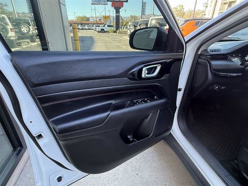 Used 2022 Jeep Compass Trailhawk w/ Trailhawk Convenience Group AWD/4WD image 28