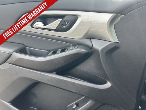 Used 2023 Chevrolet Traverse LT FWD image 19