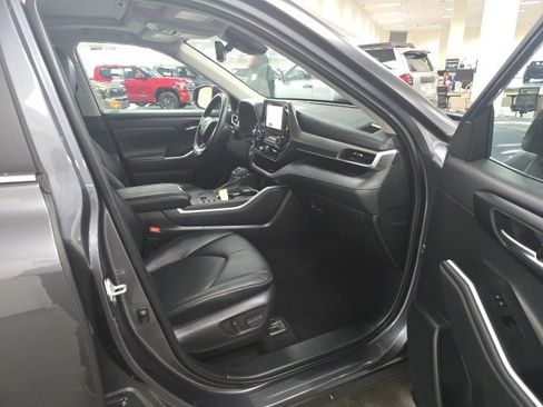 Certified 2023 Toyota Highlander XLE image 5