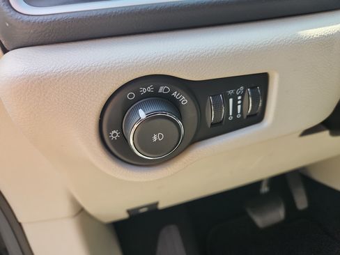 Used 2022 Chrysler Pacifica Touring-L FWD image 16