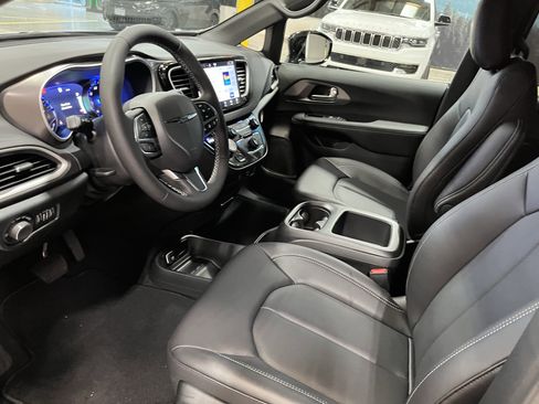 New 2026 Chrysler Voyager LX image 9