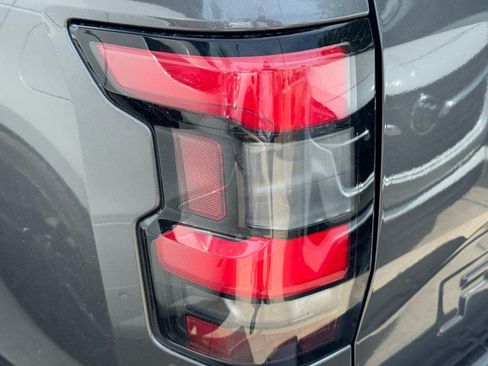 Used 2022 Nissan Frontier SV AWD/4WD image 7