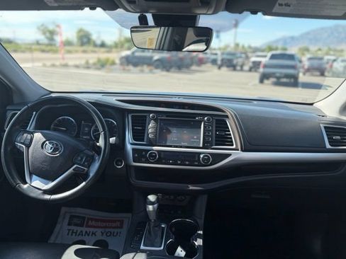 Used 2019 Toyota Highlander XLE AWD/4WD image 11