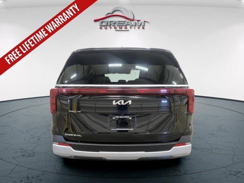 Used 2025 Kia Carnival FWD image 19
