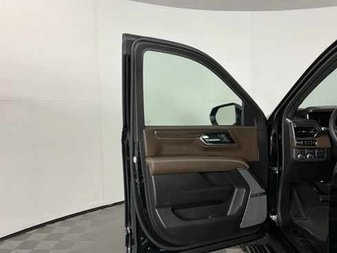 Used 2025 GMC Yukon Denali Ultimate AWD/4WD image 13