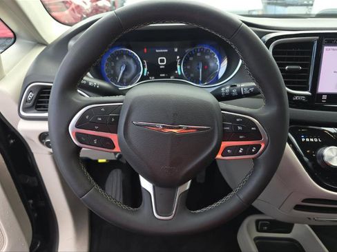 Used 2023 Chrysler Pacifica Touring-L FWD image 5