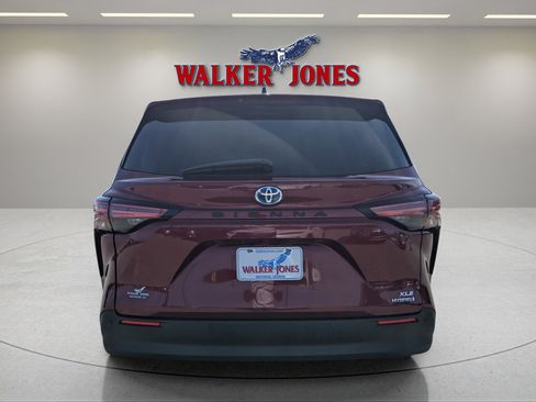 Used 2021 Toyota Sienna XLE w/ XLE Plus Package image 4