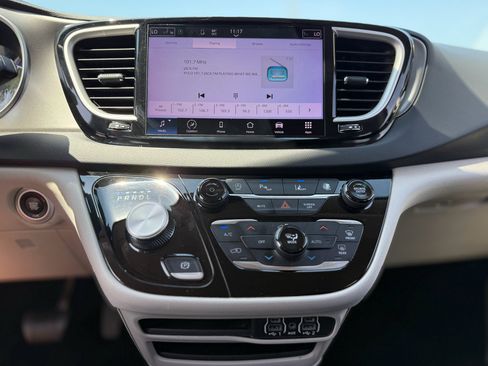 Used 2023 Chrysler Pacifica Touring-L FWD image 34
