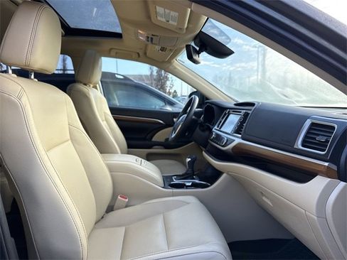 Used 2019 Toyota Highlander Limited image 16