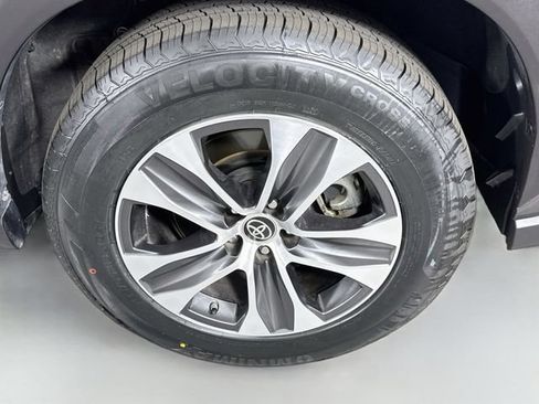 Used 2022 Toyota Highlander XLE FWD image 32