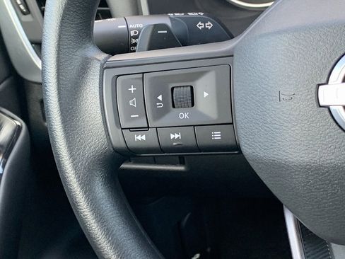 Used 2025 Nissan Rogue S image 12