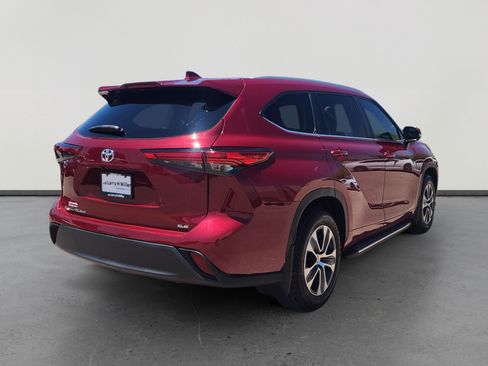 Used 2023 Toyota Highlander XLE FWD image 5