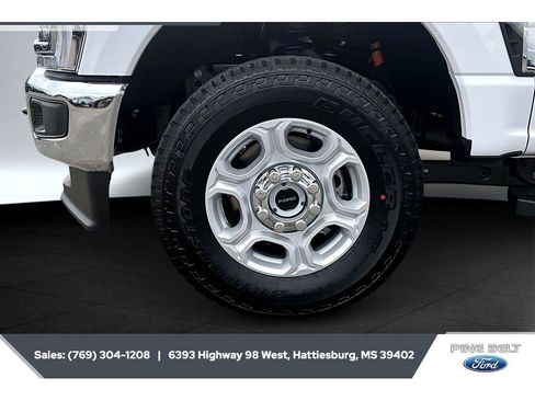 New 2026 Ford F250 XLT w/ XLT Premium Package AWD/4WD image 7