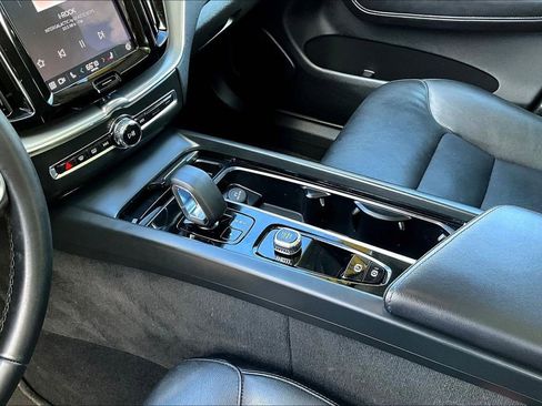 Used 2024 Volvo XC60 B5 Core image 17