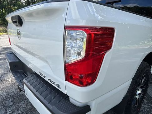 Used 2021 Nissan Titan SV w/ SV Convenience Package image 32