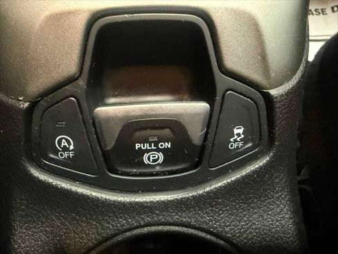 Certified 2019 Jeep Compass Latitude w/ Cold Weather Group FWD image 34