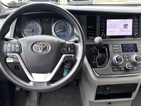 Used 2018 Toyota Sienna LE AWD/4WD image 12