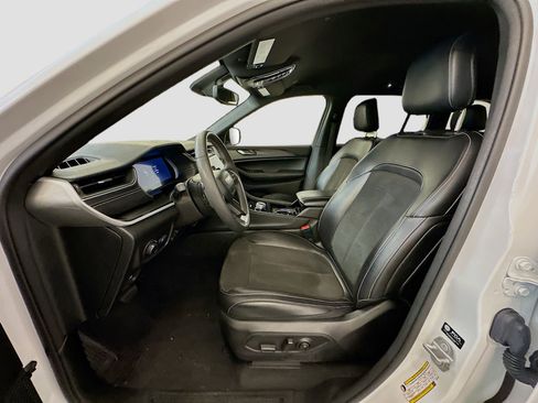 Used 2023 Jeep Grand Cherokee Altitude image 13