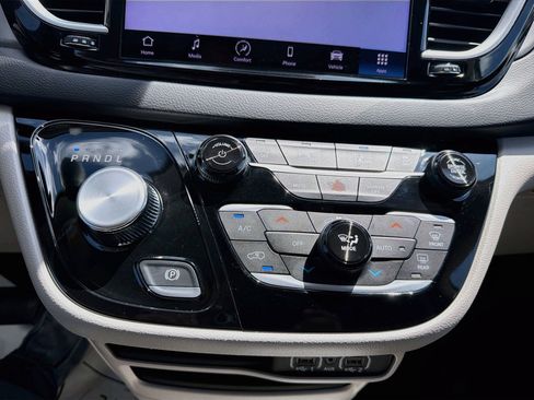 Used 2023 Chrysler Pacifica Touring-L FWD image 17