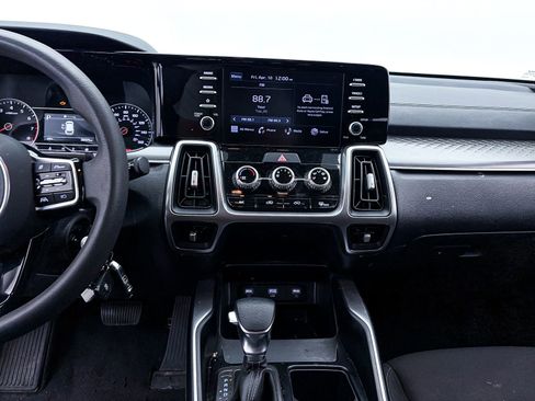 Used 2022 Kia Sorento LX image 5